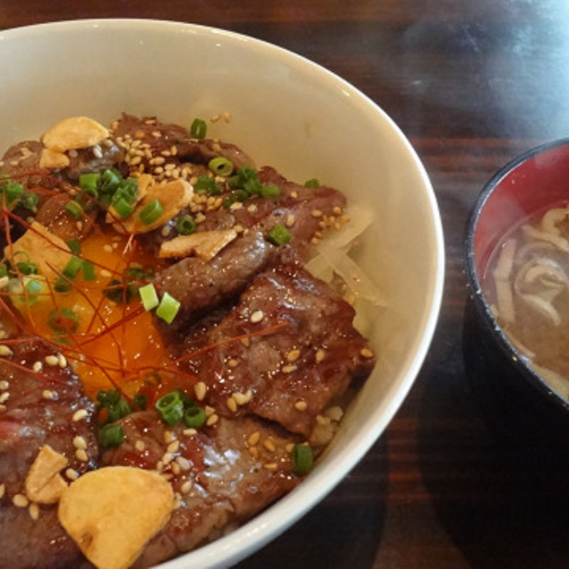 牛カットステーキ丼の肉増し(たんぽぽ)