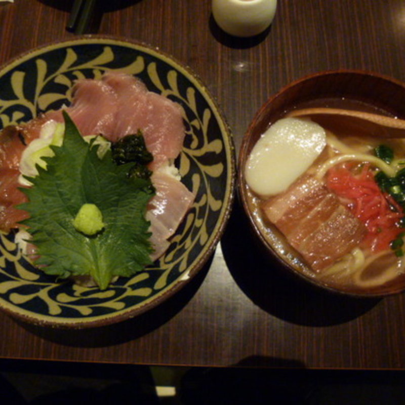 琉球まぐろ丼と沖縄そば定食(ちゅら屋 相鉄ジョイナス店)