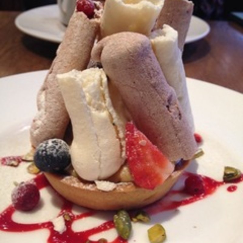 2種のメレンゲとベリーのシュトレンタルト(ディラン )