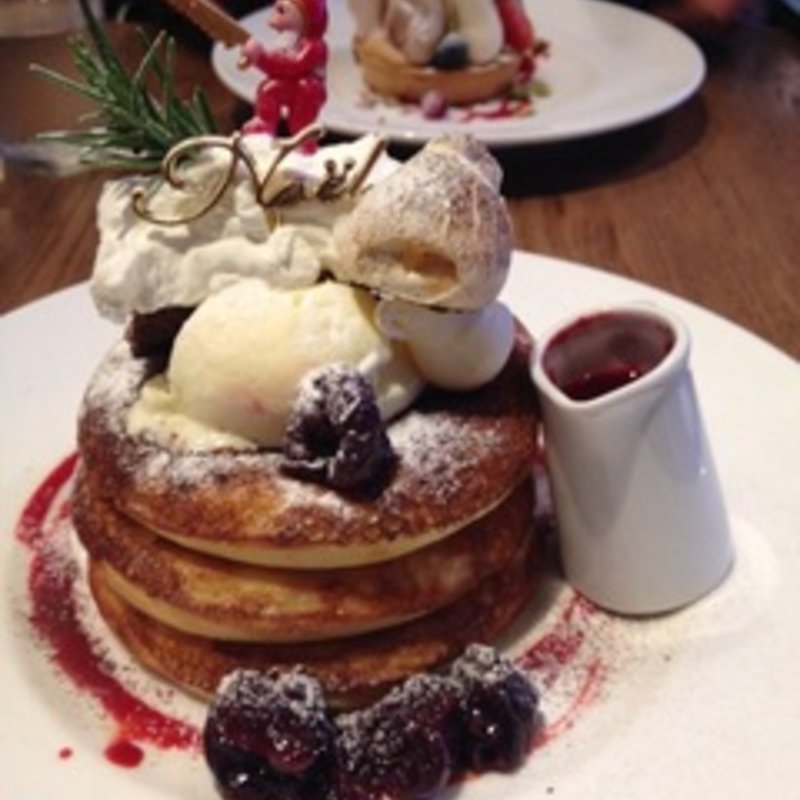 チェリーとショコラムースのフォレノワール ノエルパンケーキ(ディラン )