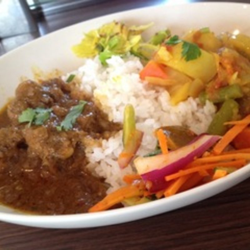 チキンカレーと野菜カレーのハーフアンドハーフ(ディラン )