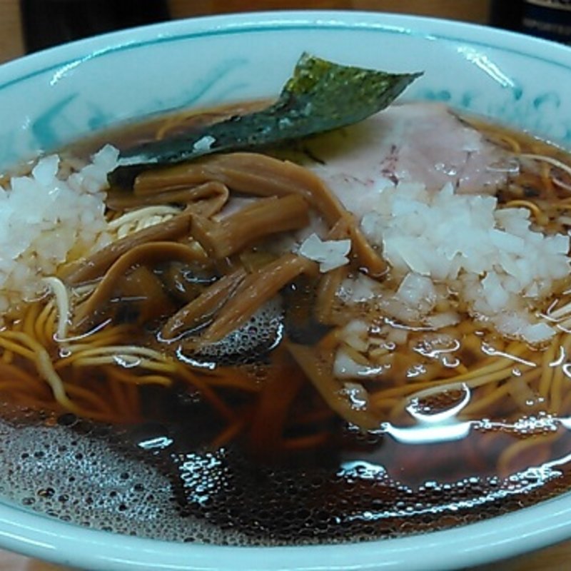 ラーメンの大盛（650円）+タマネギ増し(50円)(でうら )