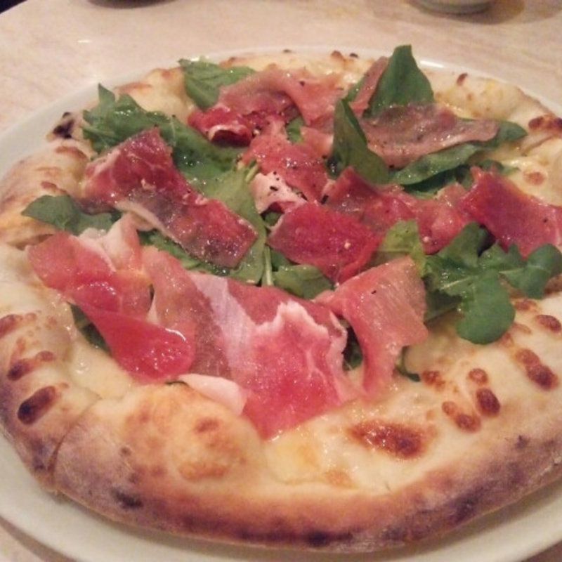 生ハムとルッコラのピザ(デンズキッチン 国分寺)