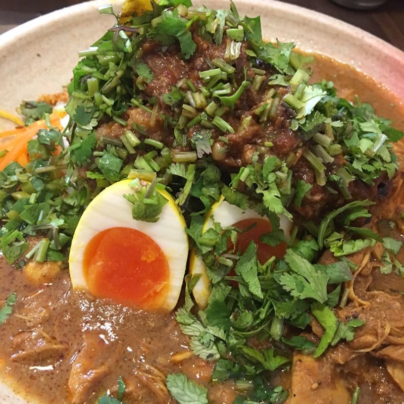 チキンビンダルー 豚バラマサラ、玉子のピクルス、追いパクチー(スパイスカレー あかつ亭)