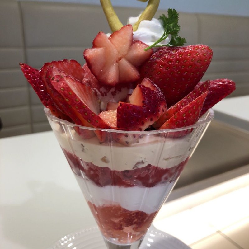 苺パフェ(タカノフルーツパーラー 池袋東武店)