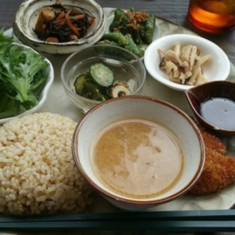 玄米ご飯と惣菜プレート(トモリcafe )