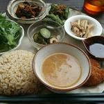 玄米ご飯と惣菜プレート(トモリcafe )
