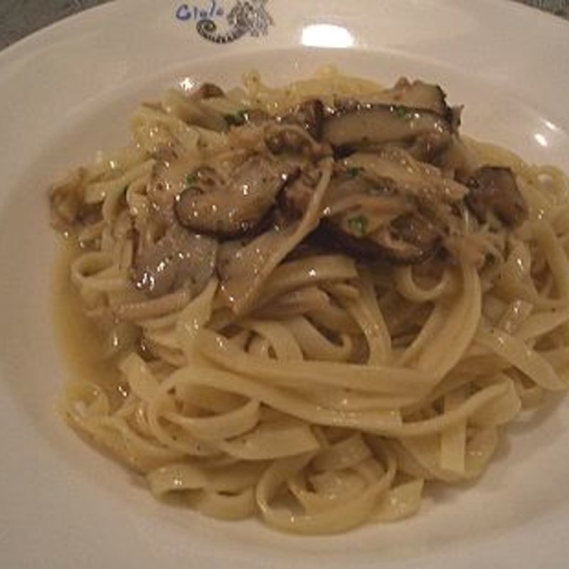 セモリナ粉のバヴェッテ　キノコとチーズ(トラットリア・デル・チェーロ)