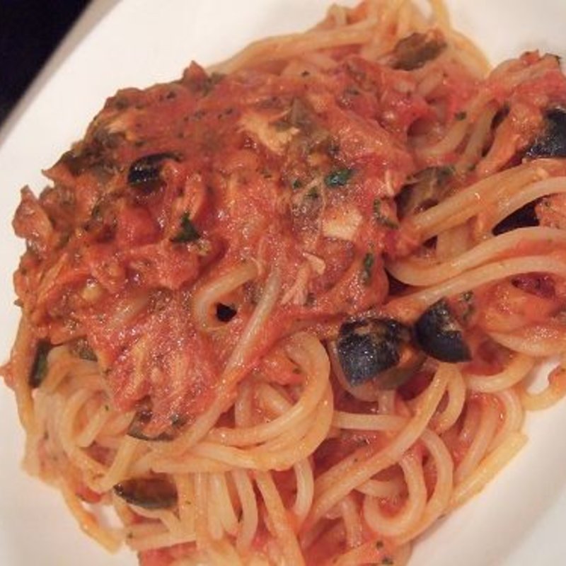 ツナとオリーブのトマトスパゲッティ(トラットリア・デル・チェーロ)