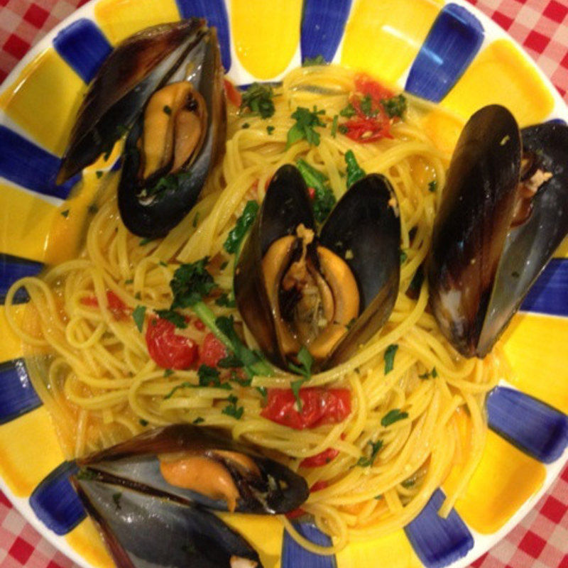 ムール貝パスタにサフランで色付け(トラットリア ペペ)