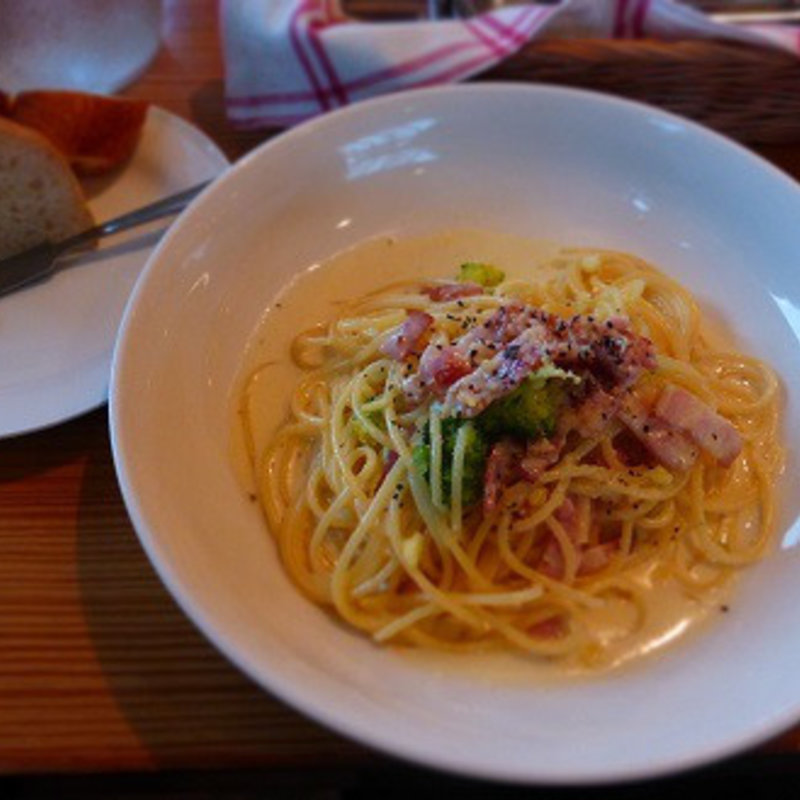 ブロッコリーとベーコンのカルボナーラ(トラットリア・メルカート)