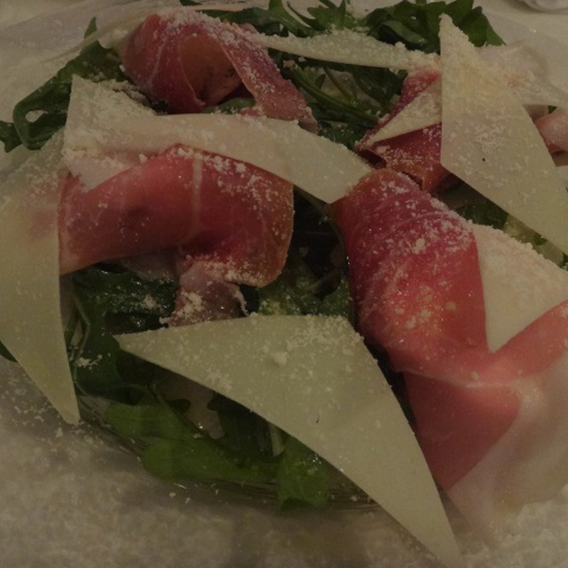 水牛モッツアレラと生ハム(トラットリア 築地 パラディーゾ！)