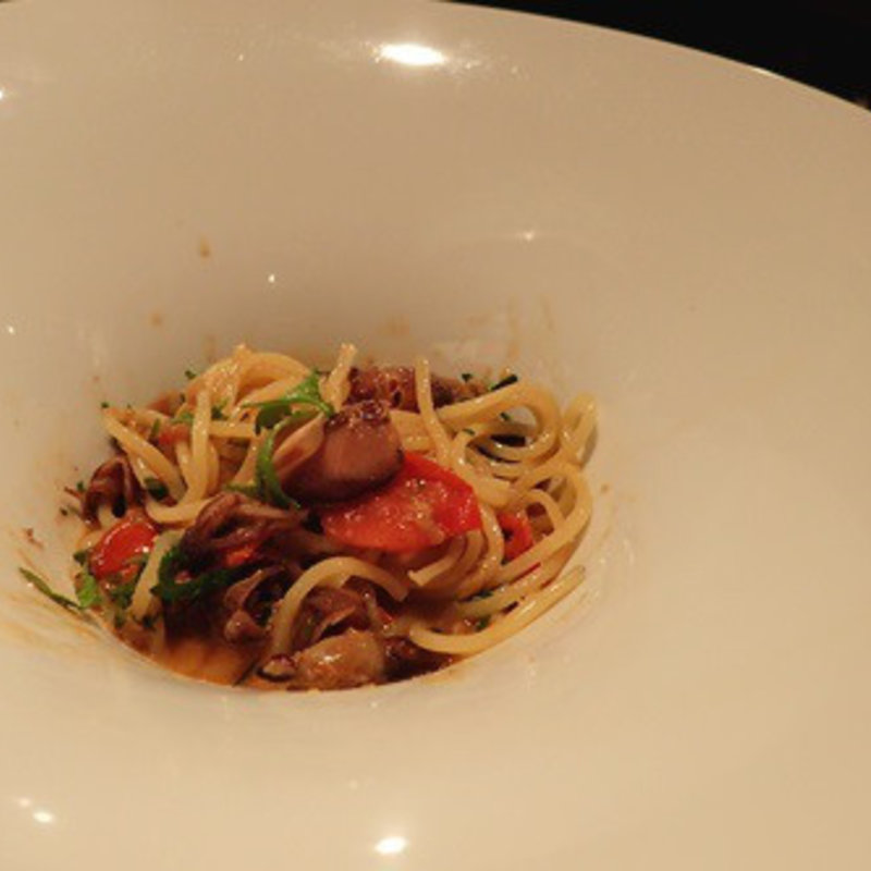 富山産ホタルイカとプチトマトのアーリオ・オーリオ(トラットリアドーニ 渋谷)