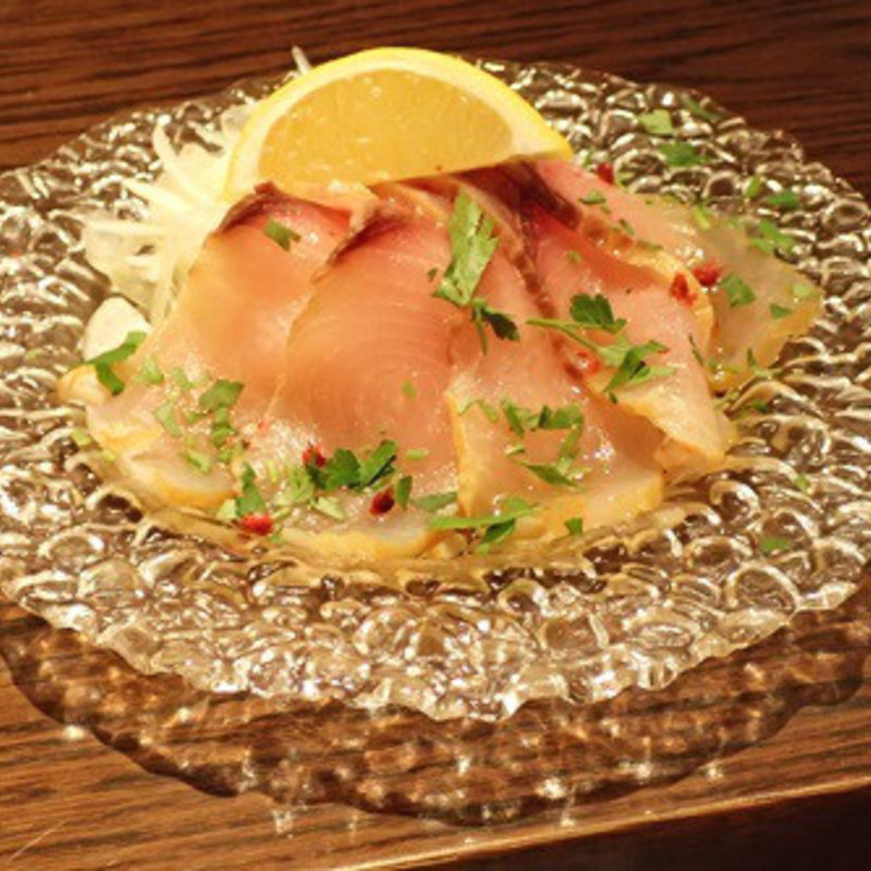 燻製カジキマグロの生ハム仕立て　淡路玉葱のサラダ添え(トラットリアドーニ 渋谷)