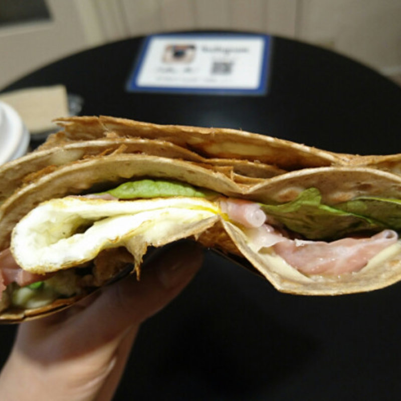 生ハム、卵、サラダ、チーズのガレット(トリート マイセルフ)