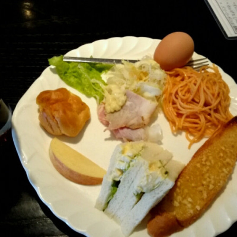 モーニングハフハフset、フランスパンのアーモンドとサンドイッチ(トレビアン)