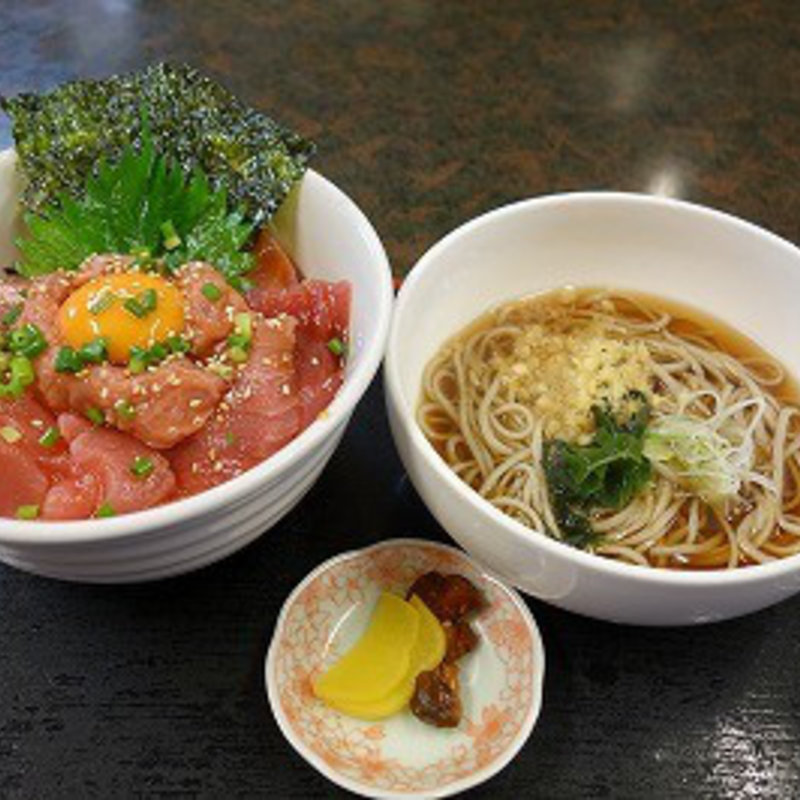 ユッケ風ねぎとろ丼そばセット(ダイニングKANESEI)