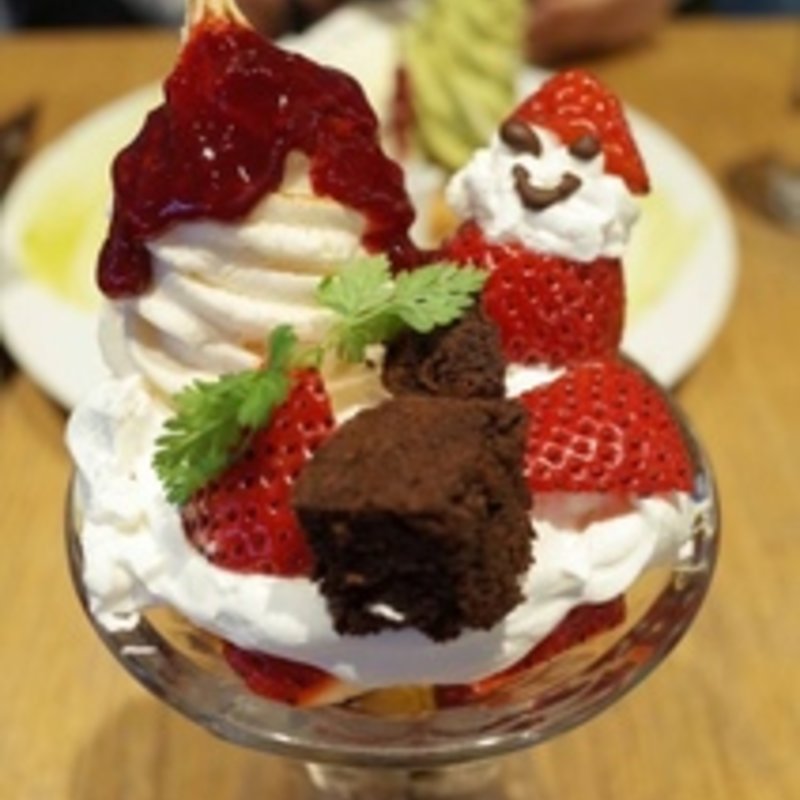 いちごサンタのグラス・ショートケーキ(カフェ＆ブックス ビブリオテーク 東京・有楽町（café & books bibliothèque Tokyo Yurakucho）)