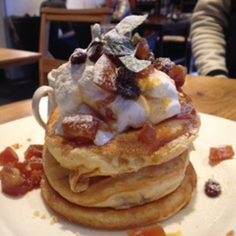 キャラメルリンゴのパンケーキ(カフェ＆ブックス ビブリオテーク 東京・有楽町（café & books bibliothèque Tokyo Yurakucho）)