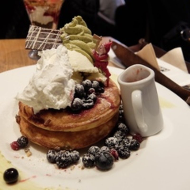 クリスマスツリー・パンケーキ　ストロベリーソース(カフェ＆ブックス ビブリオテーク 東京・有楽町（café & books bibliothèque Tokyo Yurakucho）)