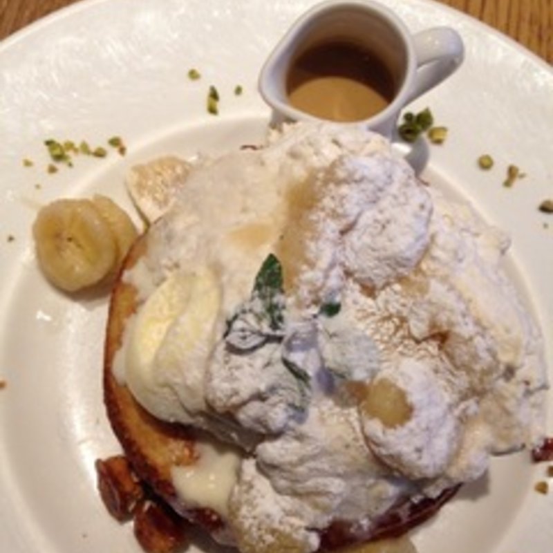 バナナコンフィチュールとリコッタクリームのパンケーキエスプレッソアングレーズソース(カフェ＆ブックス ビブリオテーク 東京・有楽町（café & books bibliothèque Tokyo Yurakucho）)