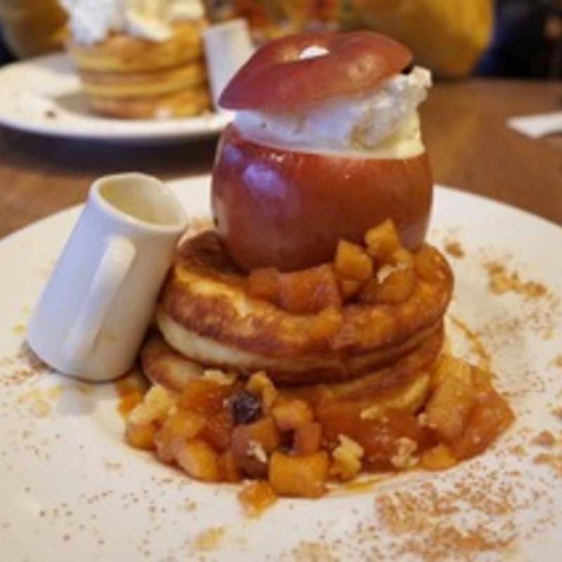 まるごとリンゴのパンケーキホットカスタードソース＆バナナコンフィチュール(カフェ＆ブックス ビブリオテーク 東京・有楽町（café & books bibliothèque Tokyo Yurakucho）)