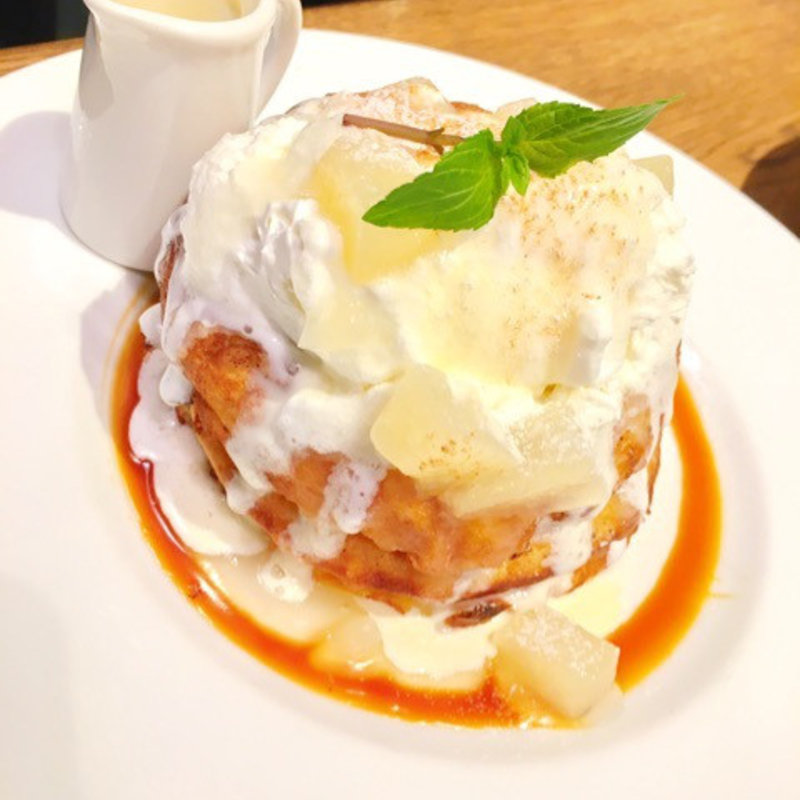 洋梨のパンケーキホットカスタードソース(カフェ＆ブックス ビブリオテーク 東京・有楽町（café & books bibliothèque Tokyo Yurakucho）)