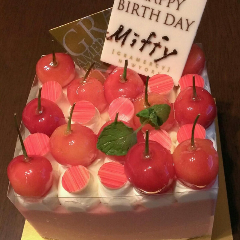 さくらんぼのピンクなホールケーキ(グラマシーニューヨーク)