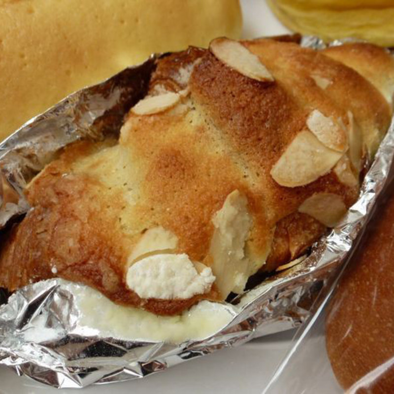 クロワッサン・オ・ザマンド　バナーヌ(くるみのランプ)