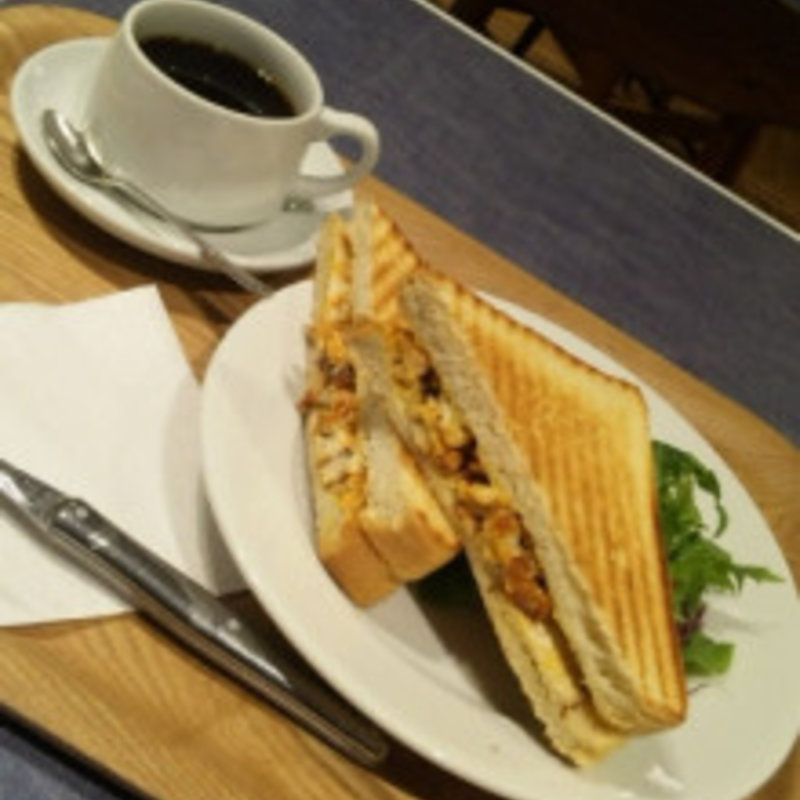 チキン・スパイスマスタード　コーヒー付モーニングセット(ゴントラン シェリエ 渋谷店 （GONTRAN CHERRIER）)