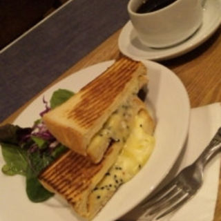 ホットサンドモーニング
チーズ・ブラッククミン(ゴントラン シェリエ 渋谷店 （GONTRAN CHERRIER）)