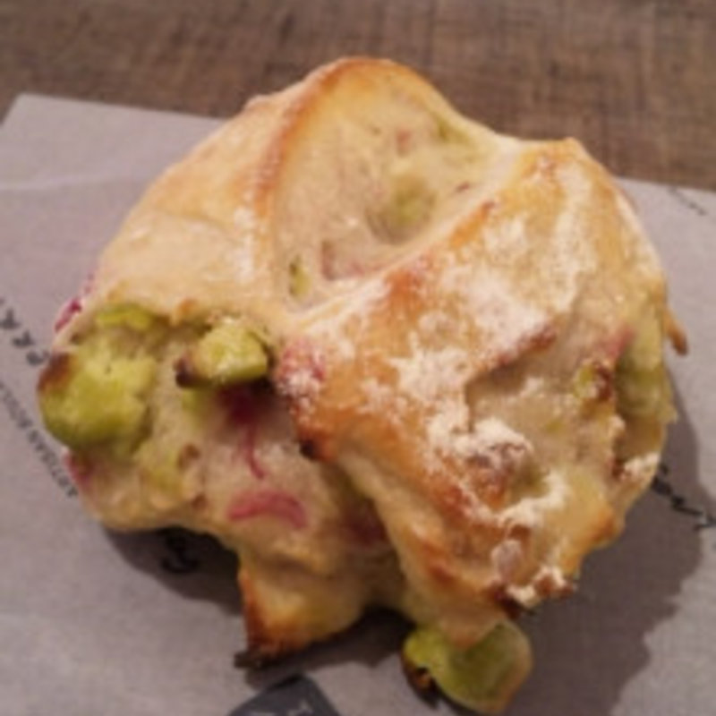 桜とうぐいす豆のプチパン(ゴントラン シェリエ 渋谷店 （GONTRAN CHERRIER）)