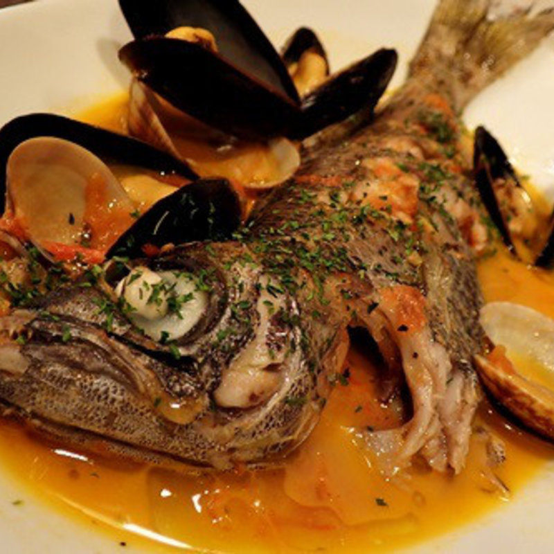 三重県伊勢志摩産黒むつのアクアパッツア(SEAFOOD STAND PACIOREK HANATARE 横浜東口店)