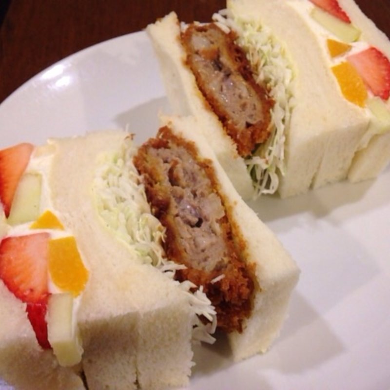 メンチカツ＆フルーツサンド(さえら)