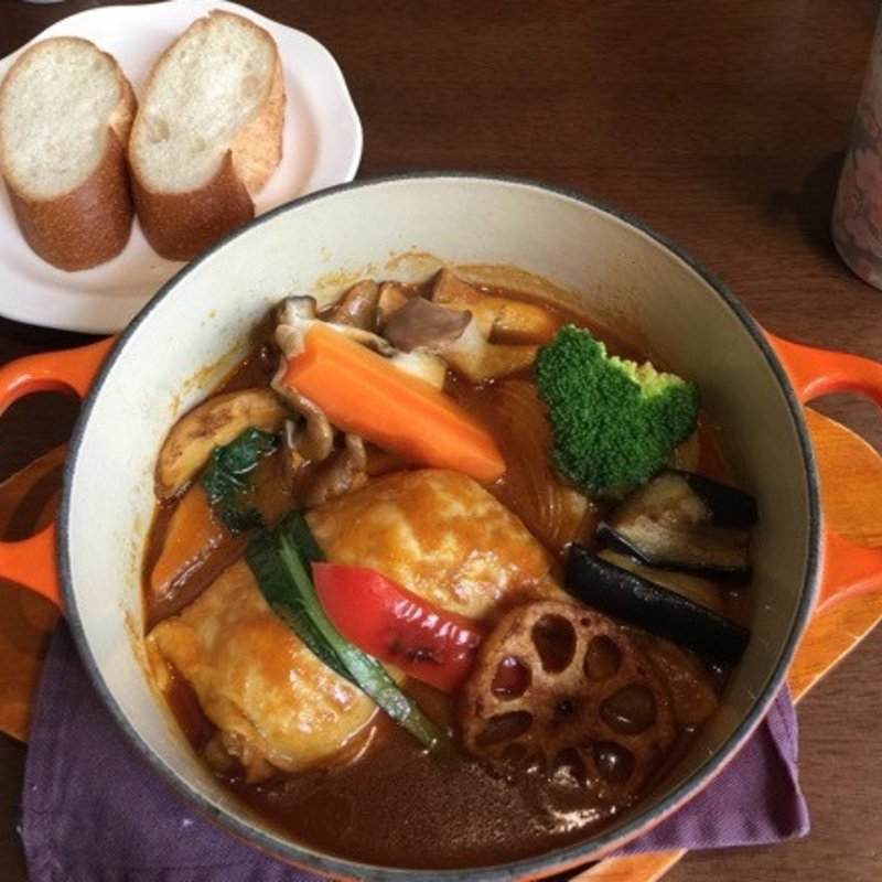 ル・クルーゼ鍋のランチ（骨付若鶏のコンフィ欧風カレー仕立て）(さかい珈琲 本店 )