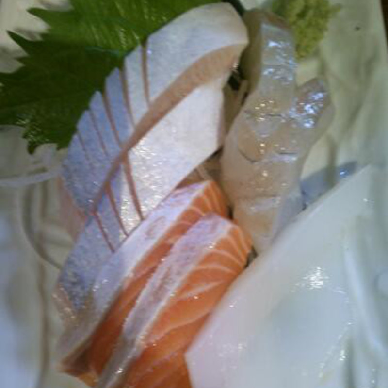 一人前刺身盛り合わせ(さかなでいっぱい魚屋さんの居酒屋)