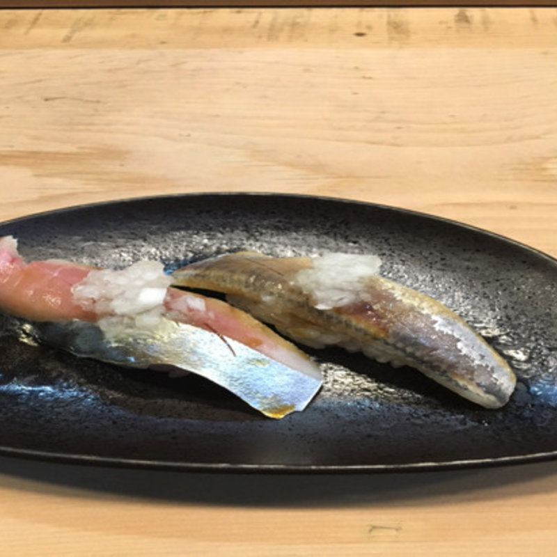 鯖と鰯の玉ねぎオイル漬けを乗せたもの(魚と寿し さが美)