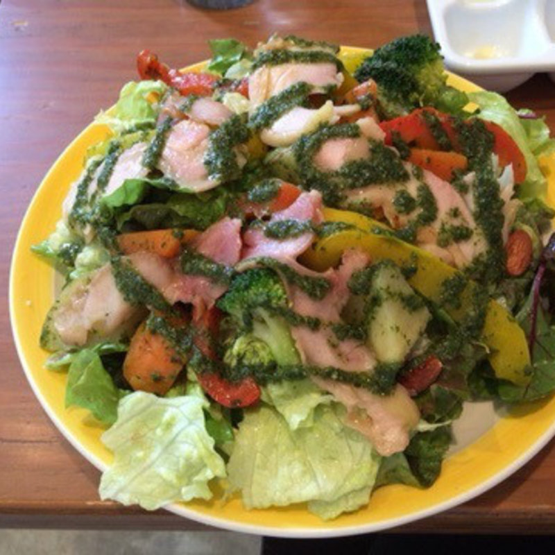 8種の野菜とナッツとスモークチキンのサラダ(サムシンニューヨーク （Somethin New York）)