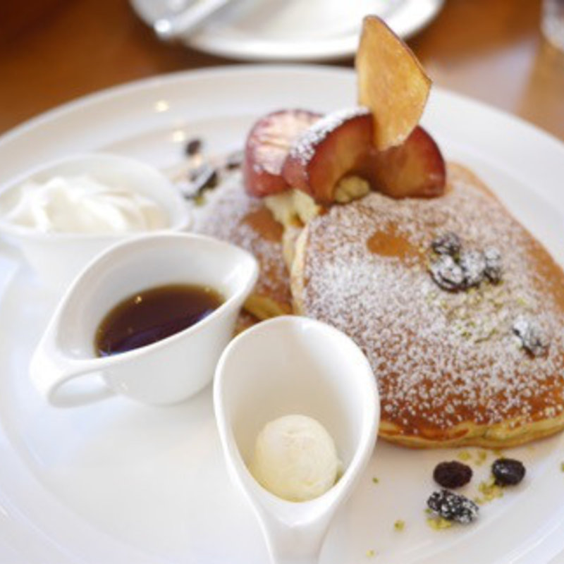 スイートポテトパンケーキ焼きりんご添え(サラベス代官山店)