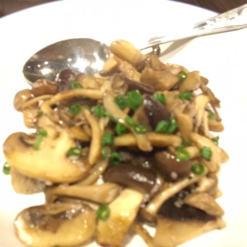 きのこのソテー(ジィーロ)