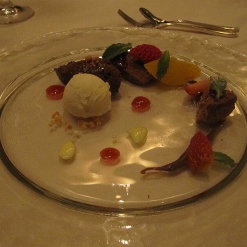 里芋のバニラアイスとチョコムース＆チョコケーキ、苺・ミカン添え(シェ・ピノリ （Chez Pinoli）)