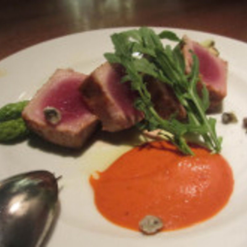 ツナステーキ、グリルアスパラガスとピキージョのソース(CICADA)