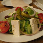 フェタチーズとカラマタオリーブのギリシャ風サラダ