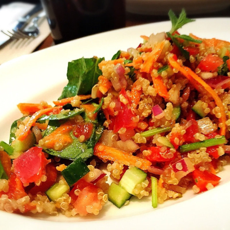 キヌアサラダ(シクスバイオリエンタルホテル)