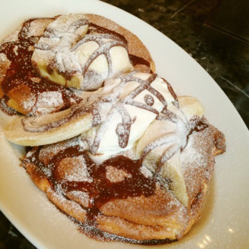 パンケーキ(チョコレート&バナナ&バニラアイス&生クリーム)(シクスバイオリエンタルホテル)