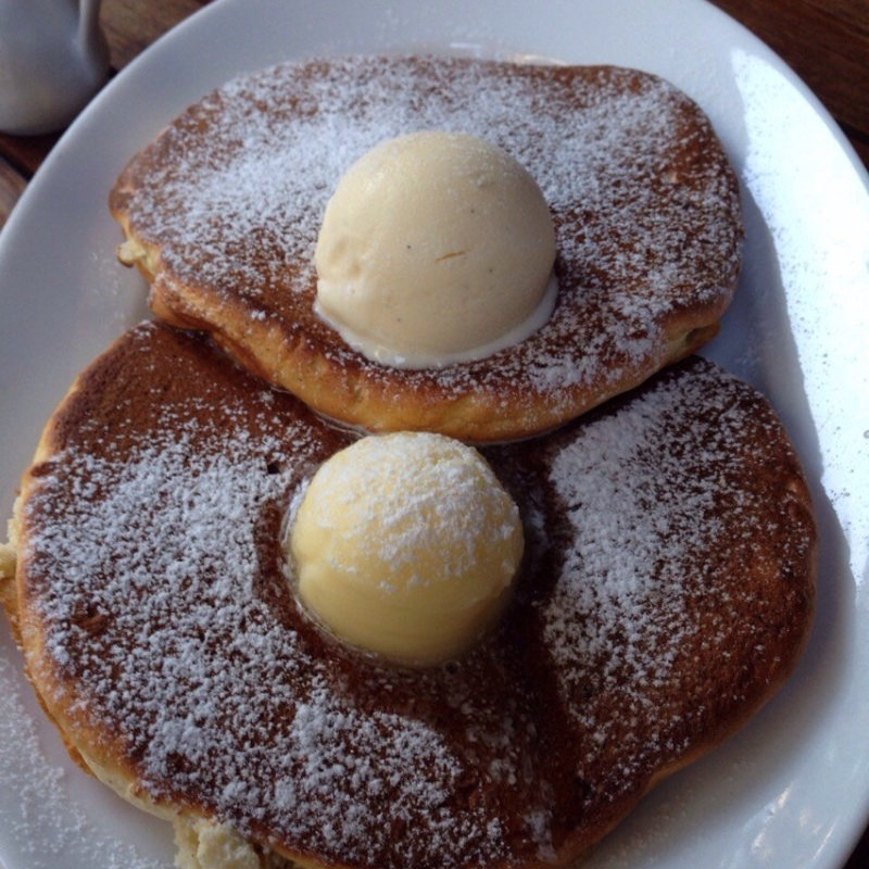 パンケーキ（バニラアイス）(シクスバイオリエンタルホテル)