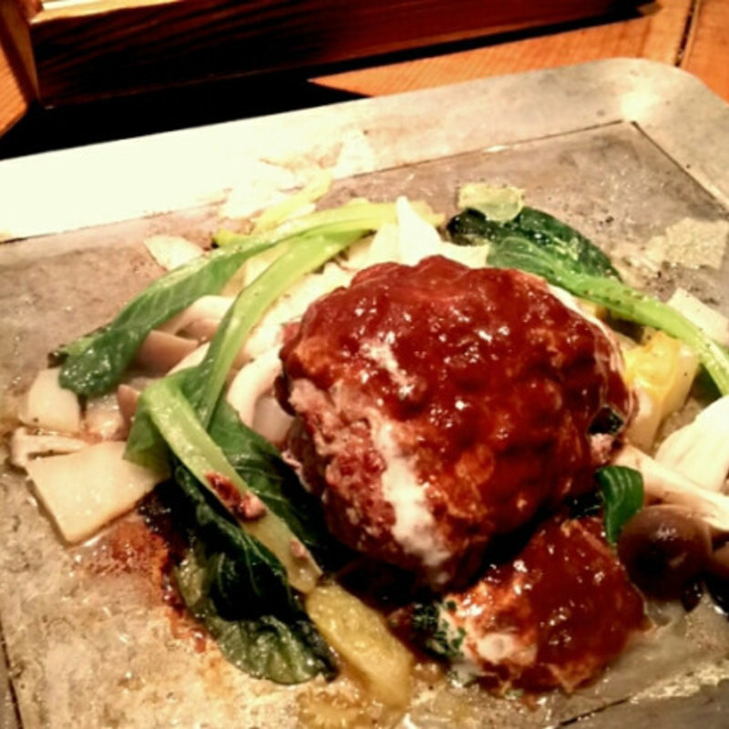 鉄板手ごねハンバーグ(博多串焼・野菜巻き串 三五八 神楽坂店)