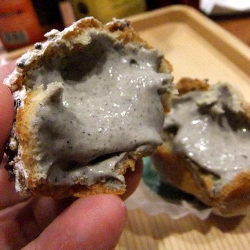 黒ごまシュークリーム(シノワズリーカフェ キャメル ロータス)