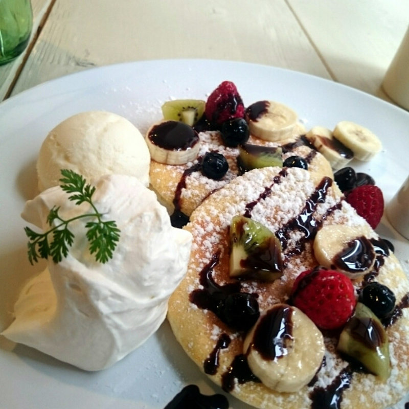 フルーツたっぷりのパンケーキ(シロウズ コーヒー)