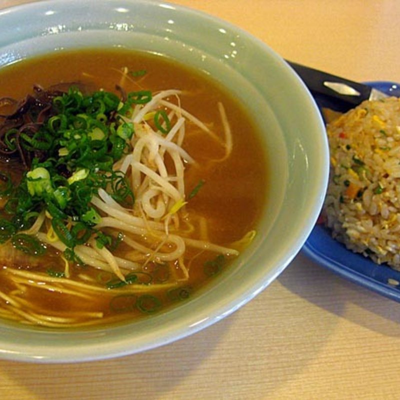 豚骨しょうゆラーメン+半チャーハンセット　(しろ屋)